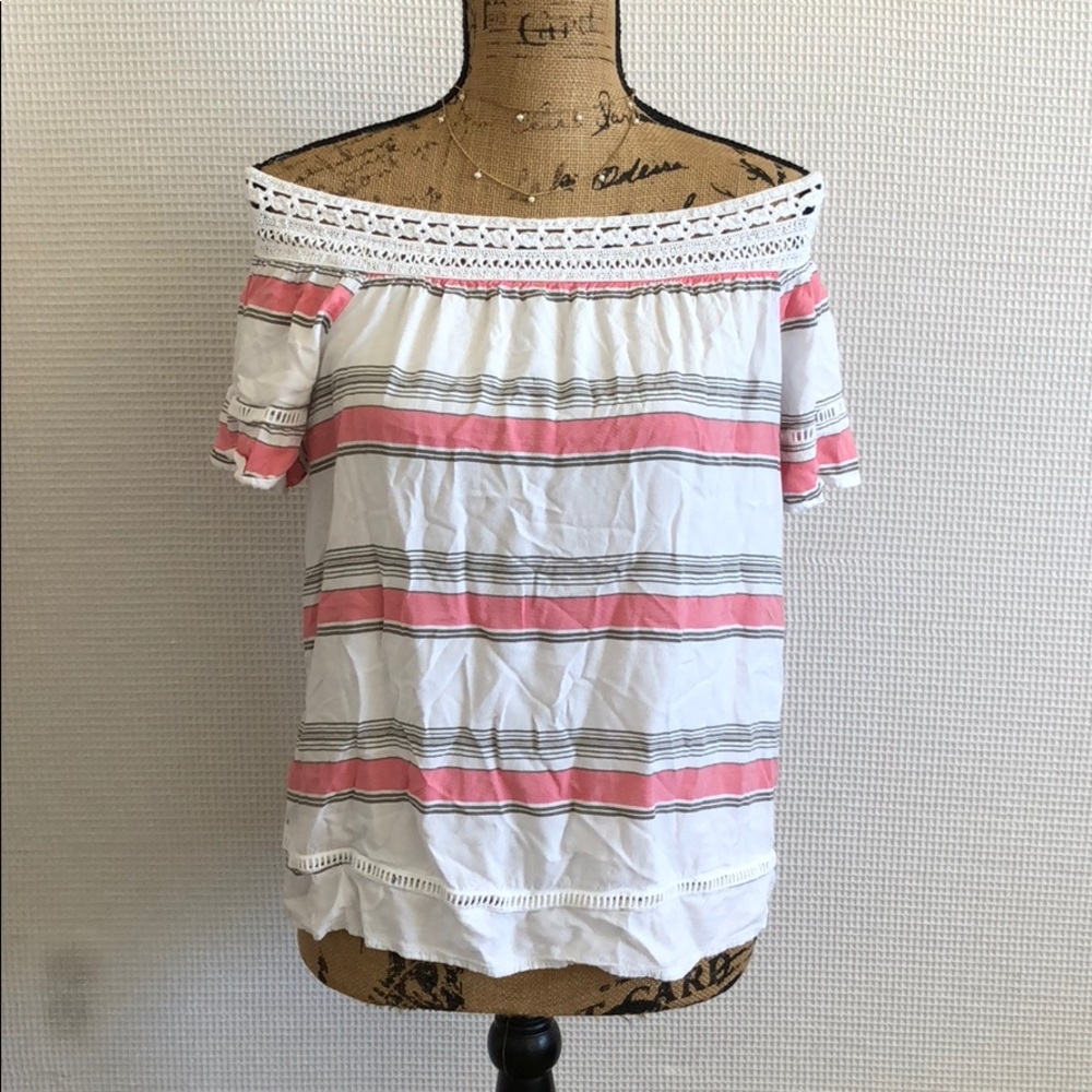 COMO Vintage!! Cute off shoulder Top!!
